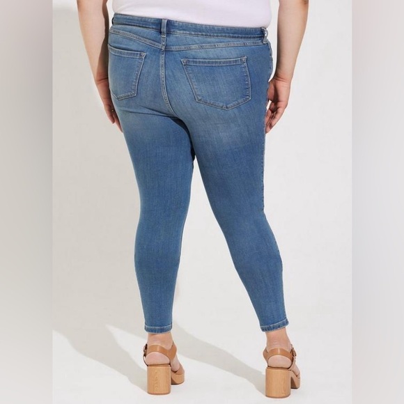 Torrid Medium Wash Midfit Super Skinny Jeans - New - Size 14 - Picture 2 of 6